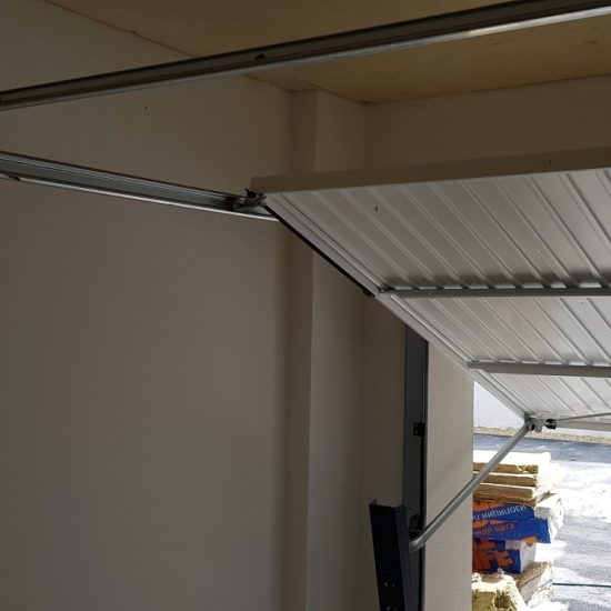 billenő garázskapu olcsó nem hőszigetelt kapu egyetlen egybefüggő kapulap helyfoglalás működtetés közben alacsony ár