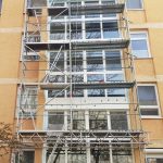 bontás –építés nyílászárók ablakszárny ablaktok nyílászáró családiház felújítás levesszük a szárnyat vagy szárnyakat bent lévő régi tokot vagy tokokat kisebb darabokra vágjuk